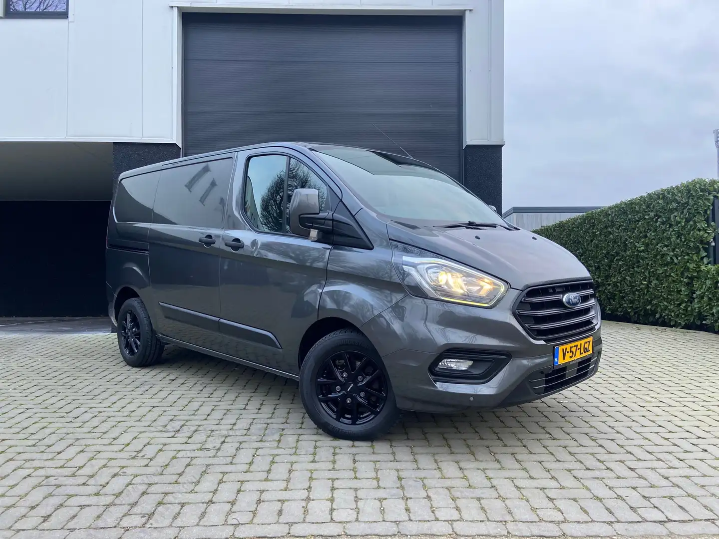 Ford Transit Custom 300 2.0 TDCI - L1H1 - Automaat - Euro 6 - 130 pk Grijs - 1