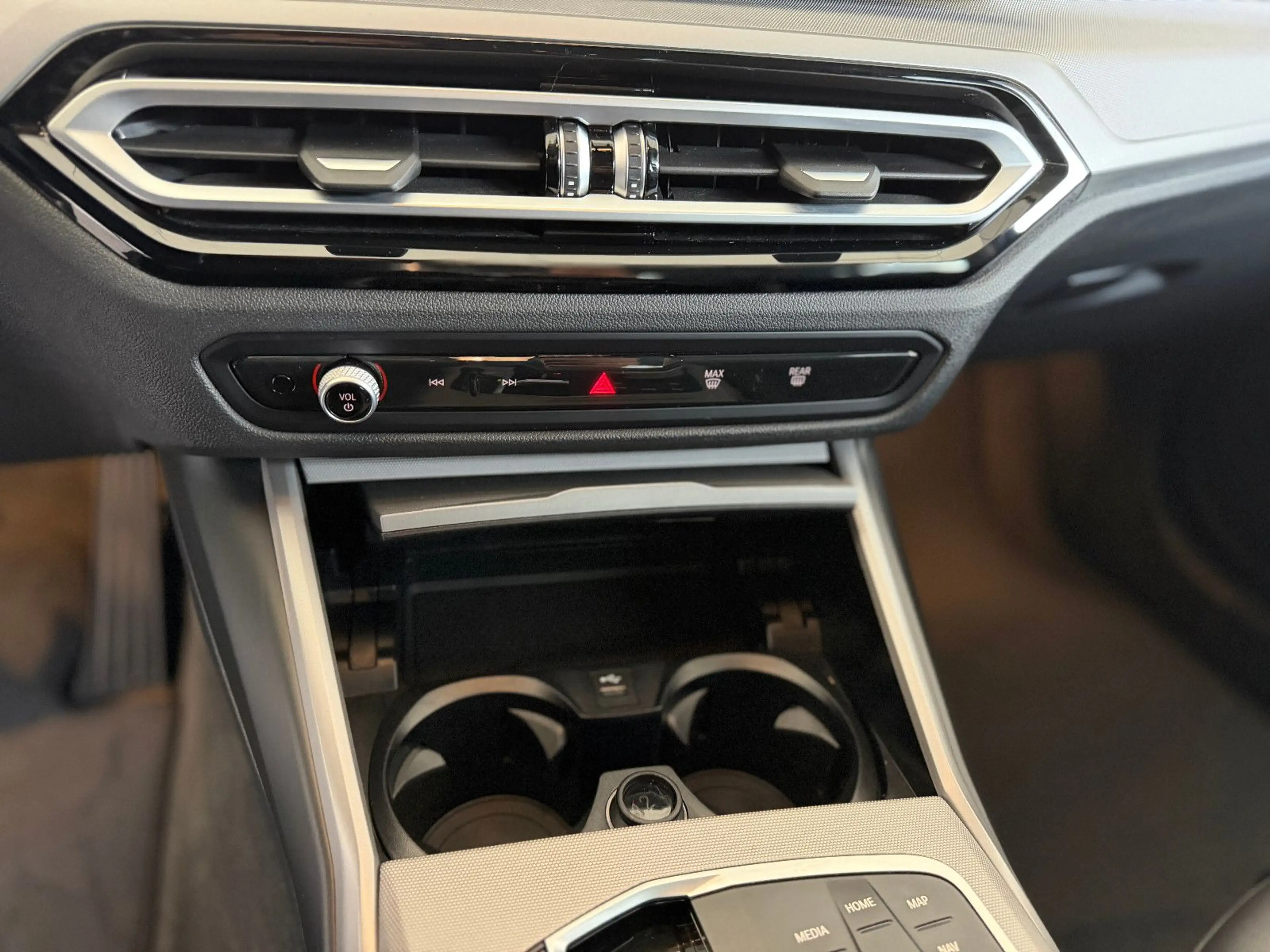 BMW 318 i Tour LCI Navi Sportsitz LED Shz PDC DAB — photo 19