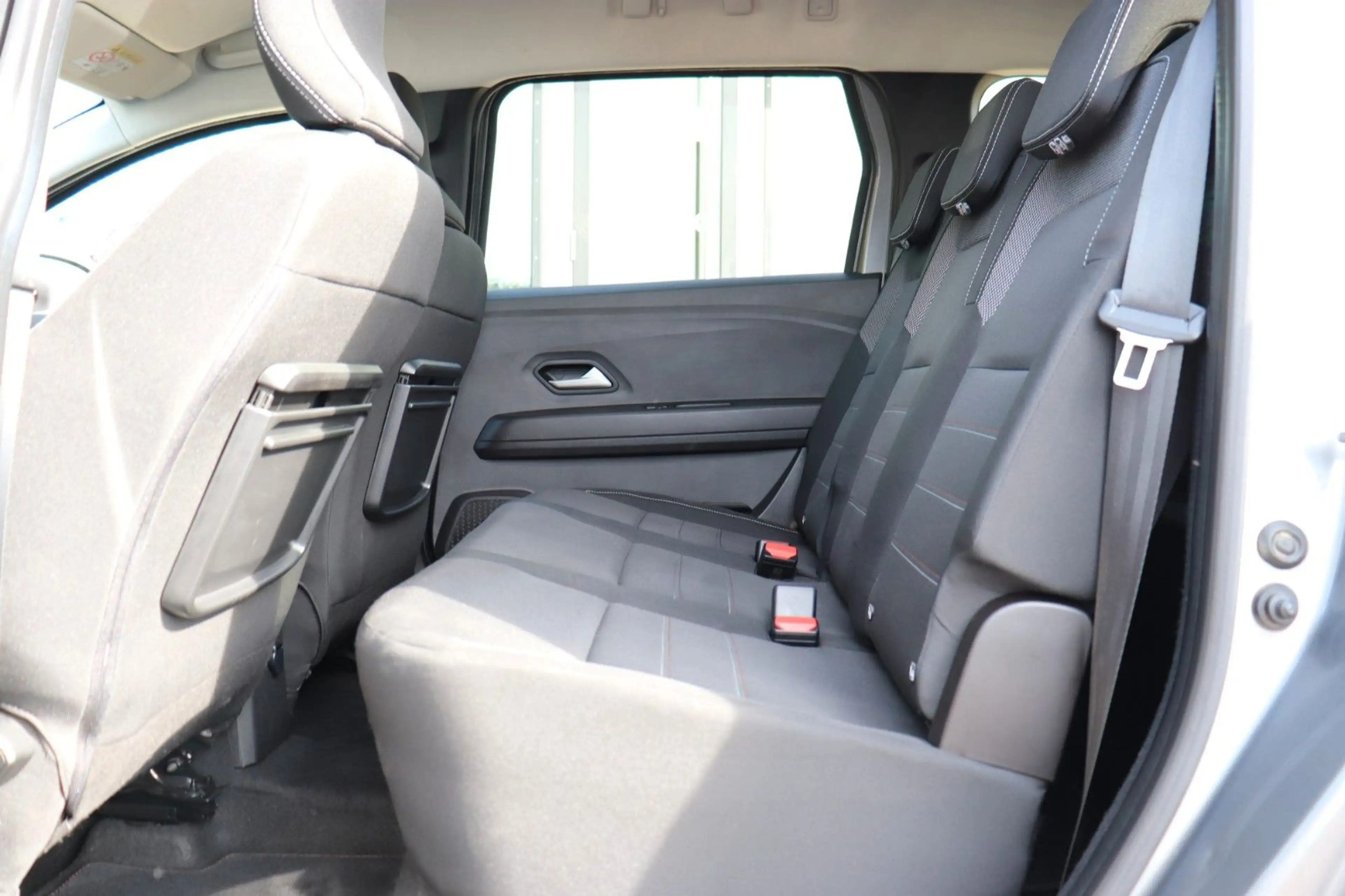 Dacia Jogger Extreme 1.6 Hybrid 140, 7-Sitzer, Komfort — photo 11