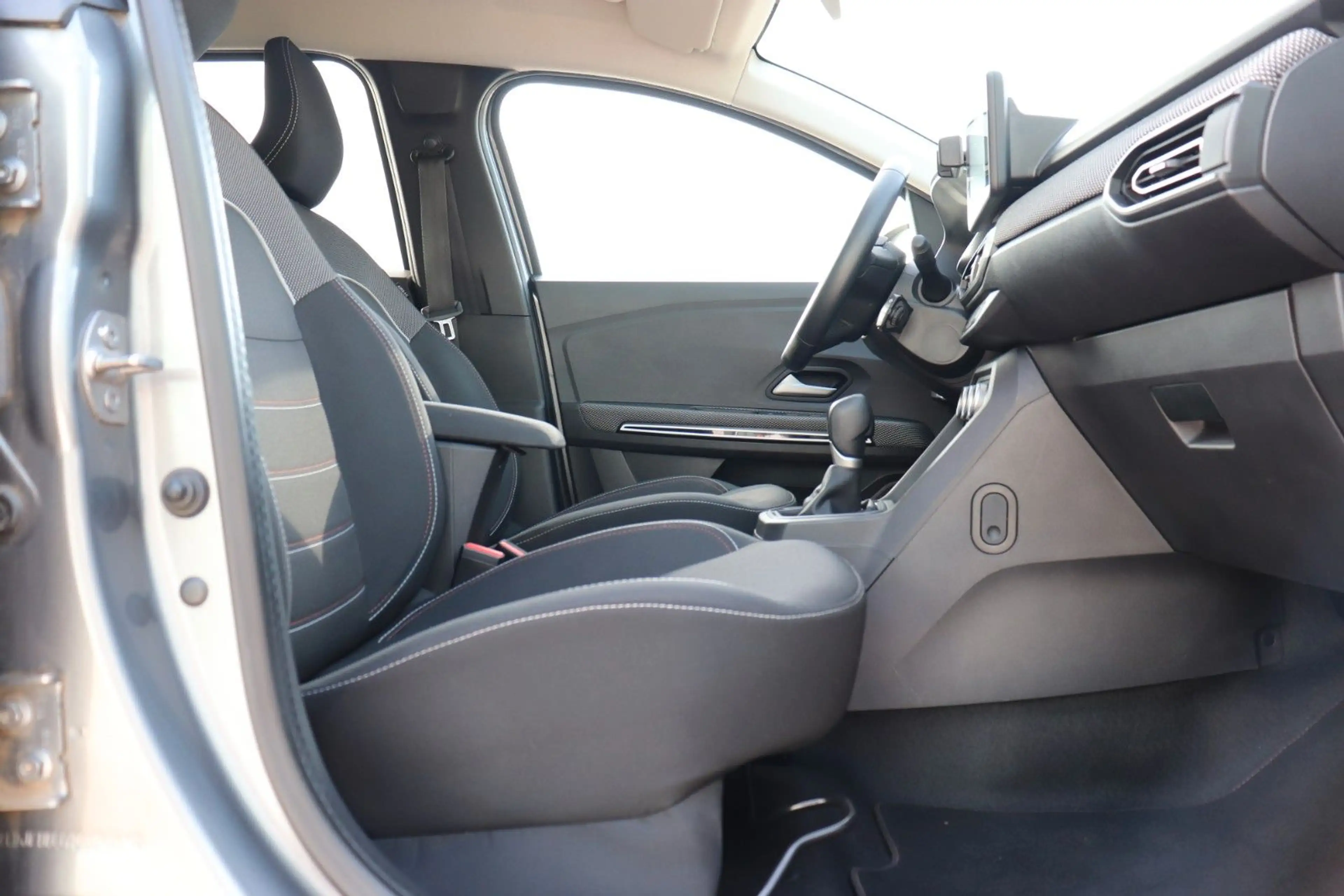 Dacia Jogger Extreme 1.6 Hybrid 140, 7-Sitzer, Komfort — photo 14