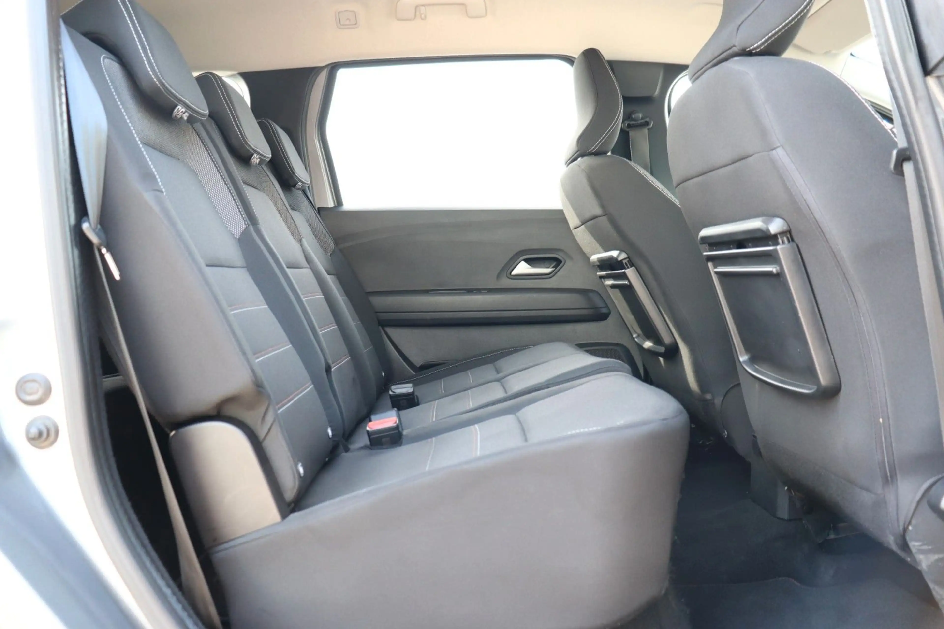 Dacia Jogger Extreme 1.6 Hybrid 140, 7-Sitzer, Komfort — photo 13