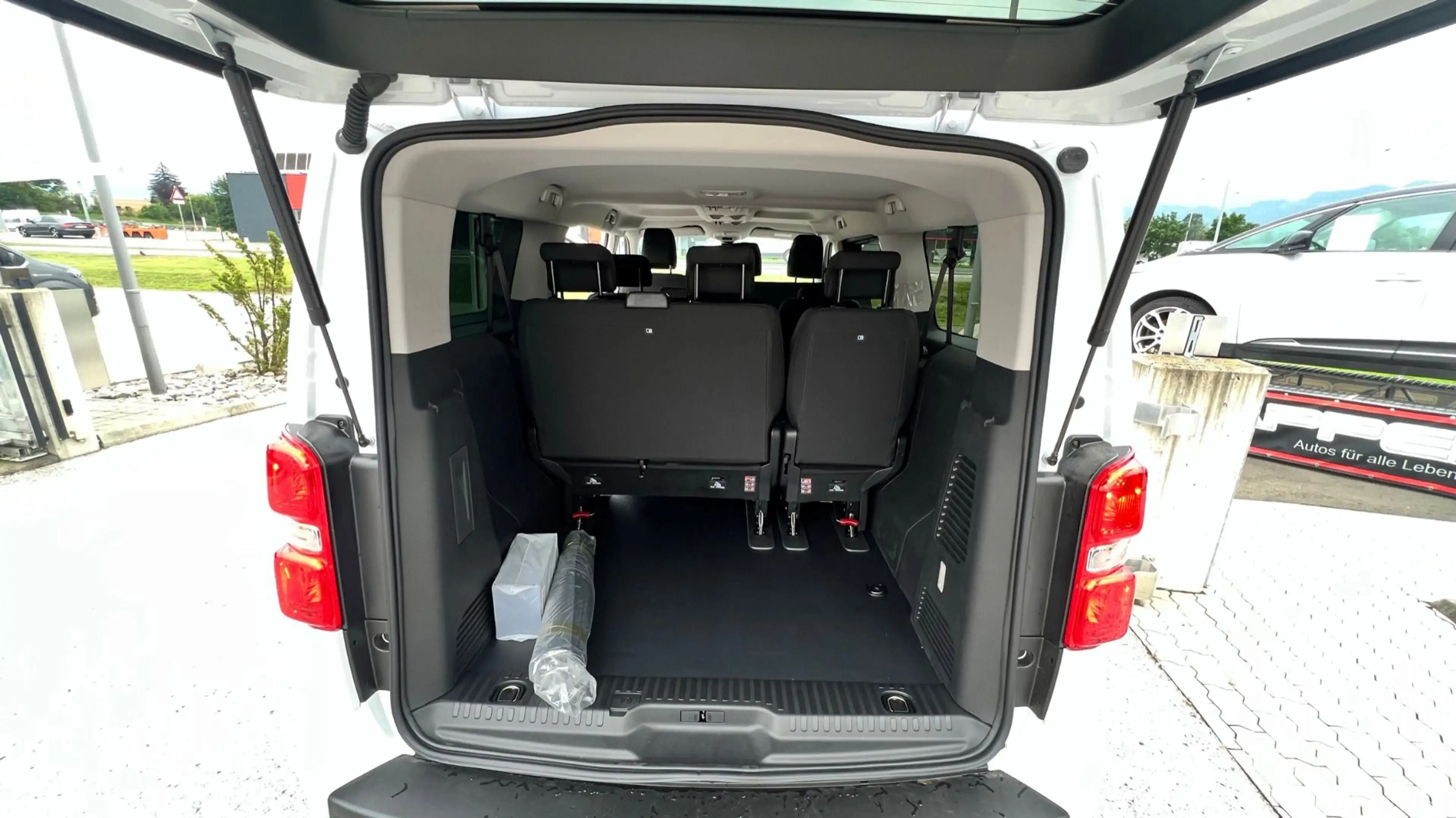 Toyota Proace Verso 2,0 D-4D 145 Lang Shuttle AHK vorhanden — photo 10