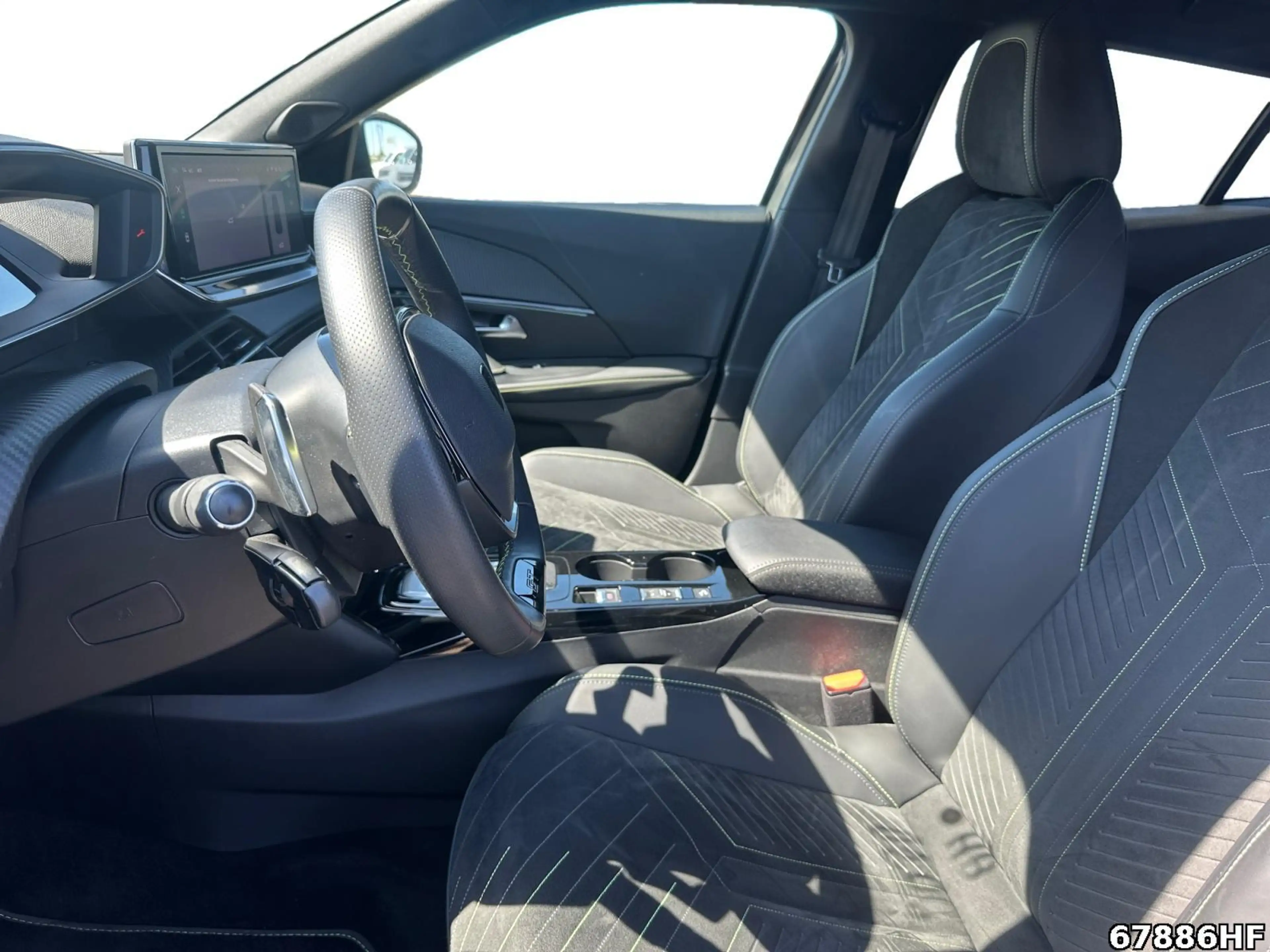 Peugeot 2008 GT — photo 11
