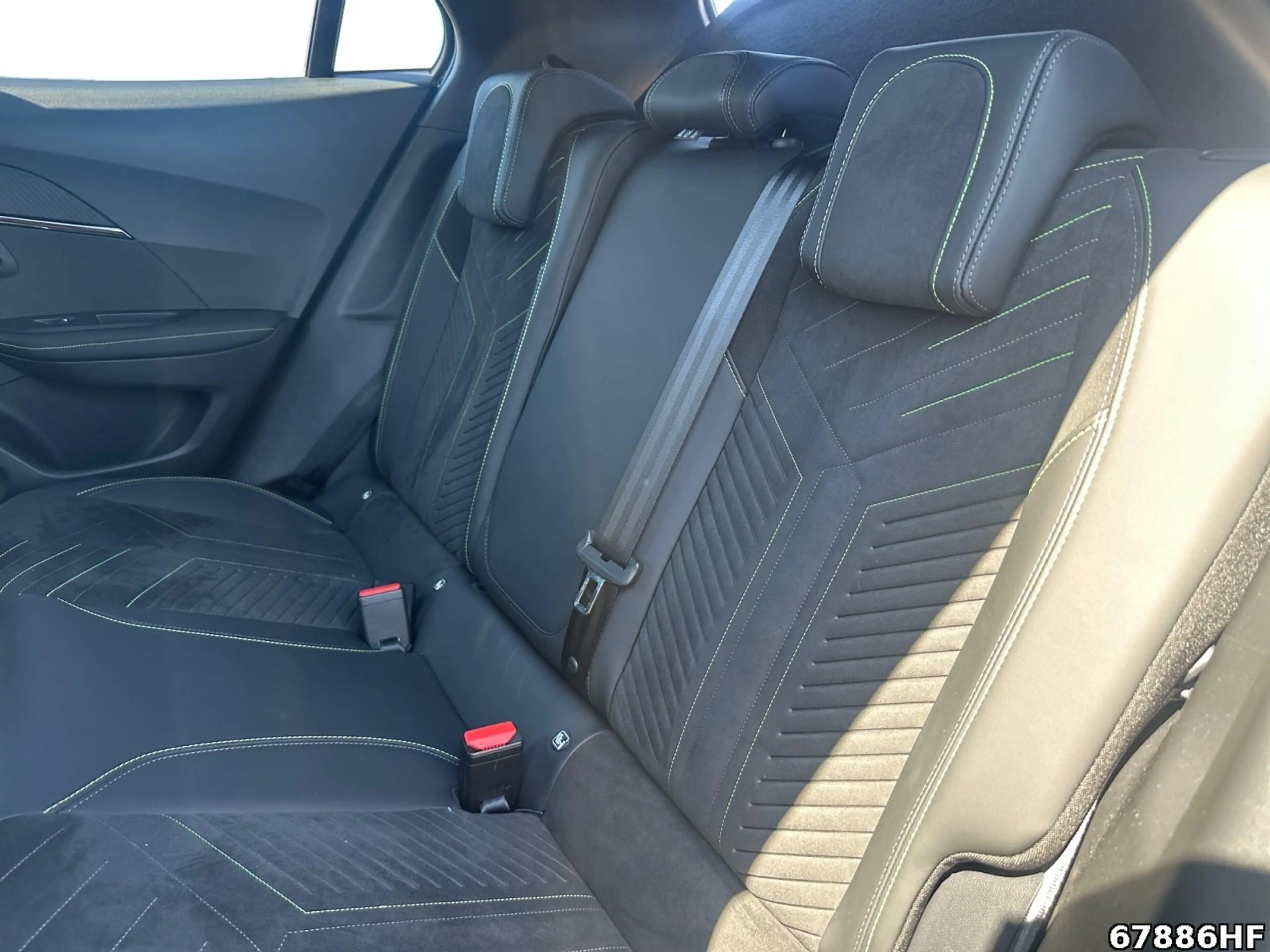 Peugeot 2008 GT — photo 12