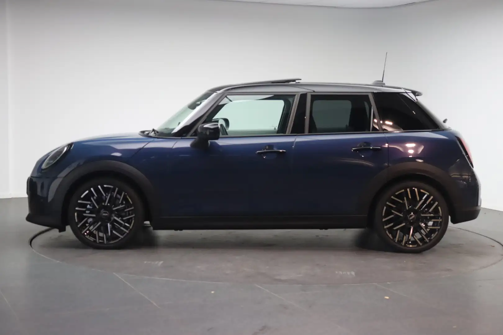 MINI Cooper C Hatchback Automaat / Favoured / Pakket M / 18 inc Blauw - 2