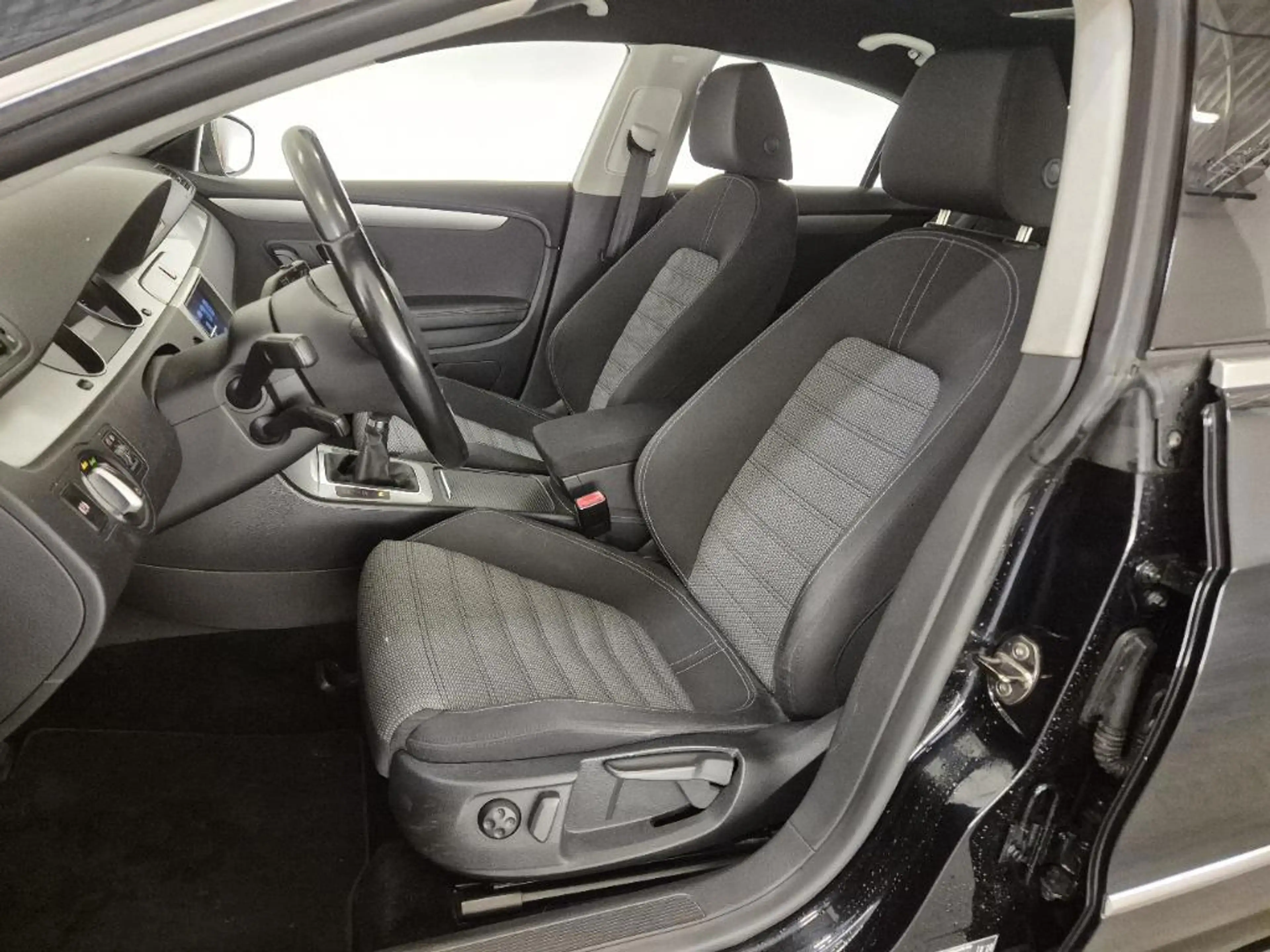 Volkswagen Passat CC 1.8 TSI 4p. — photo 18