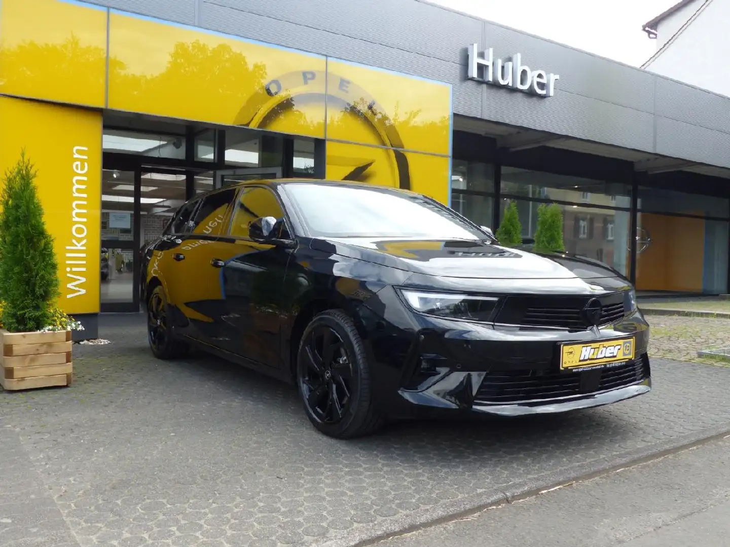 Opel Astra GS Schwarz - 1