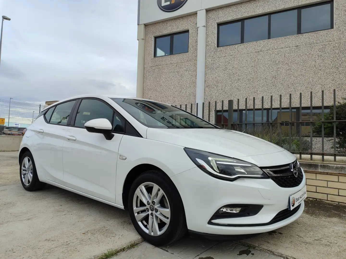 Opel Astra 1.6CDTi Business 110 Wit - 1