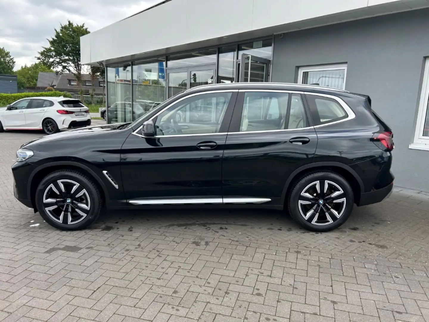 BMW X3 xDrive 20 d AHK Harm. KardonLaserlicht Schwarz - 2