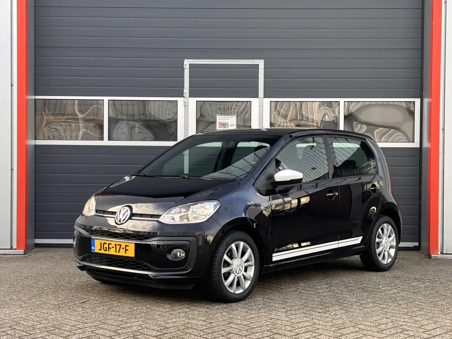 Volkswagen up! 1.0 BMT high up! | Zwarte hemel | Lichtmetaal | CV Zwart - 2