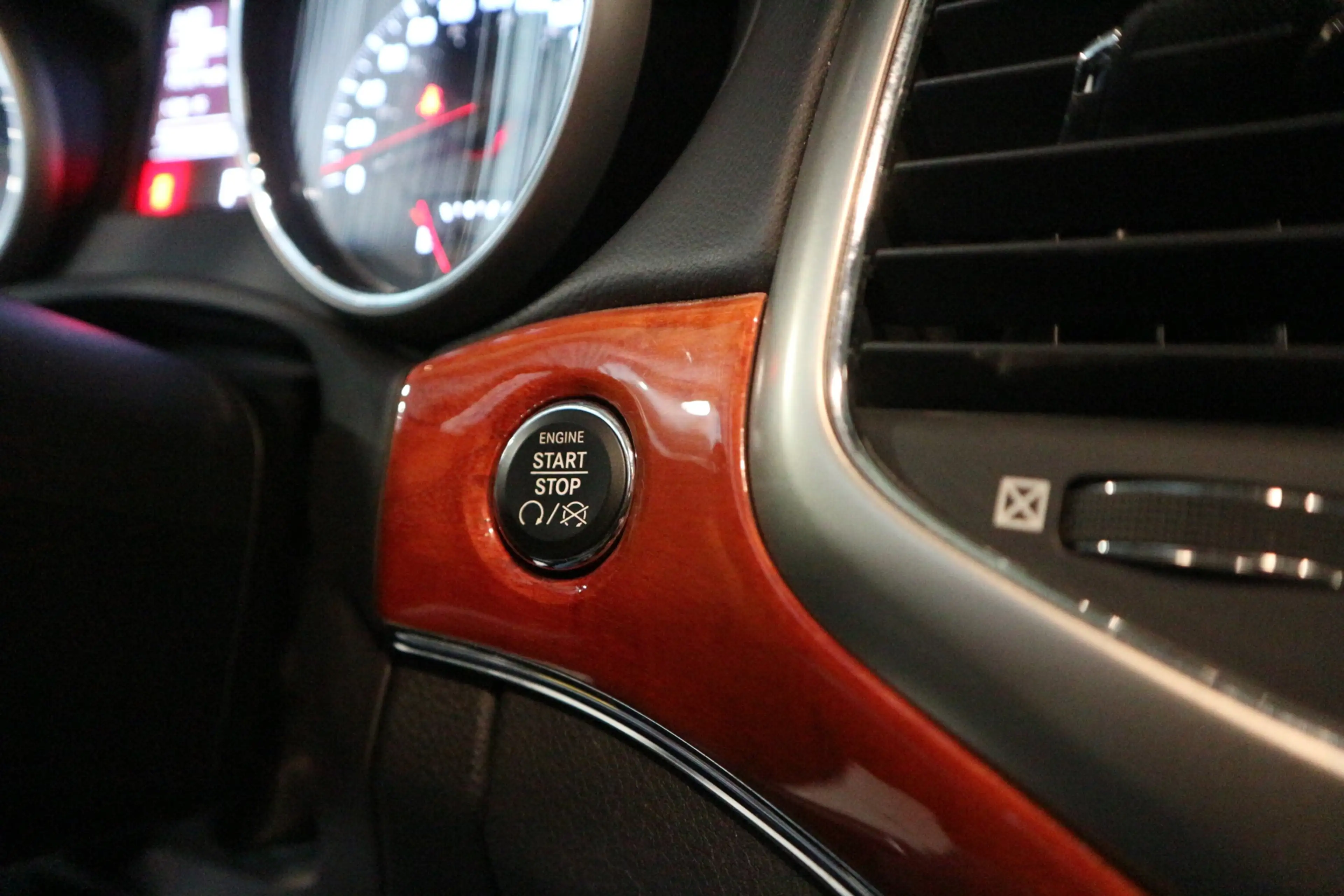 Jeep Grand Cherokee 3.6 Overland / ORG NED / FULL SERVICE / WHITE PACK — photo 14