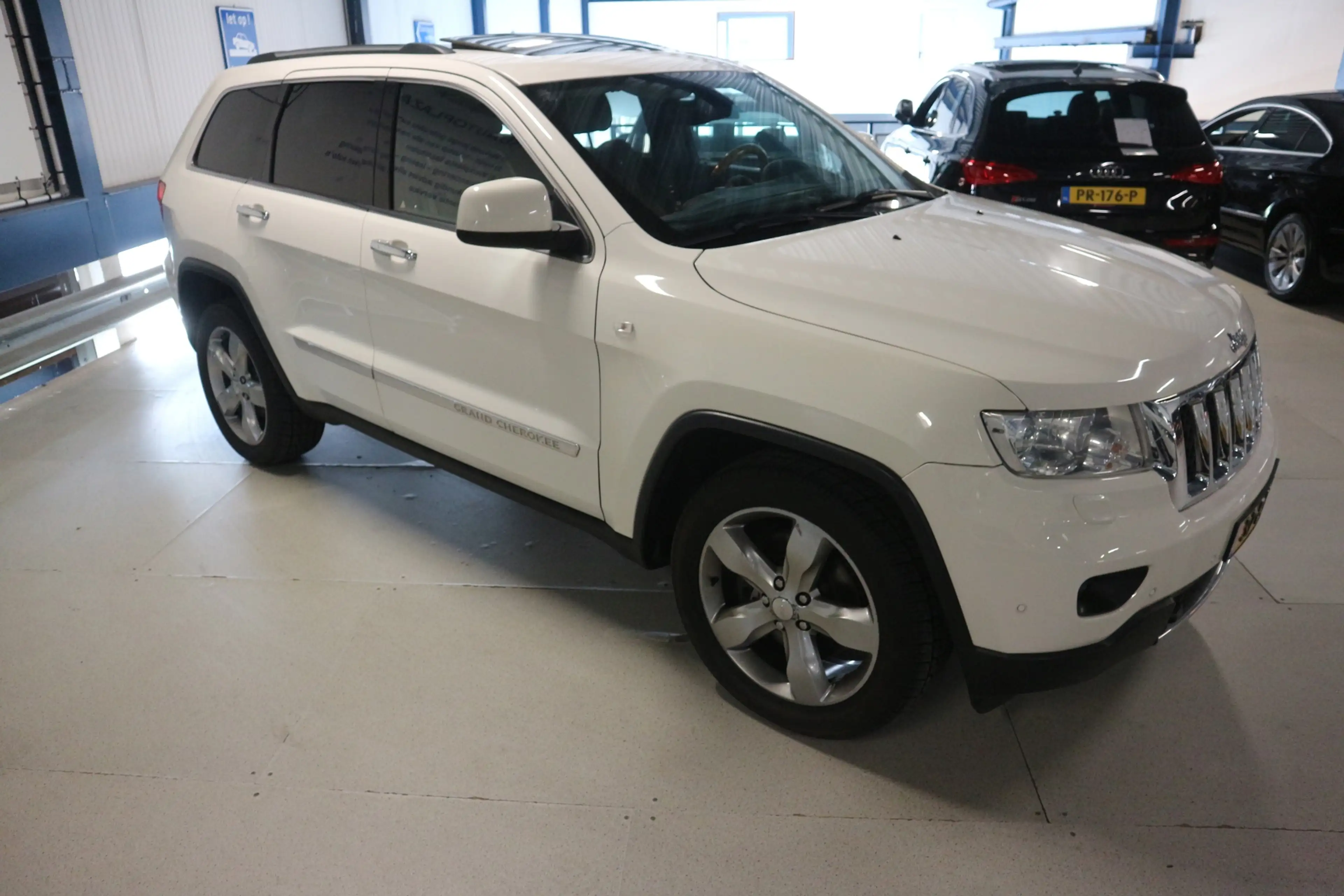 Jeep Grand Cherokee 3.6 Overland / ORG NED / FULL SERVICE / WHITE PACK — photo 3