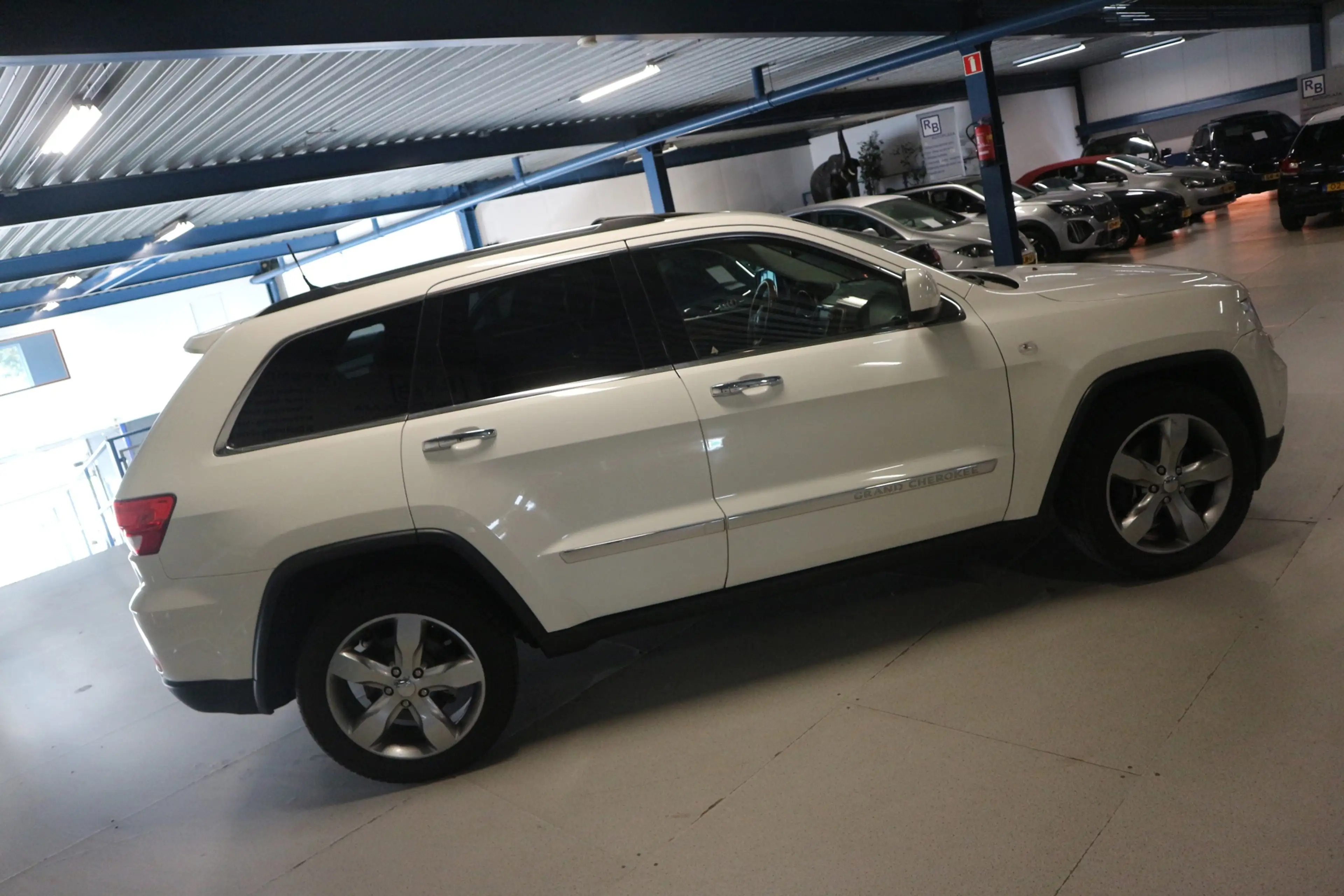 Jeep Grand Cherokee 3.6 Overland / ORG NED / FULL SERVICE / WHITE PACK — photo 5