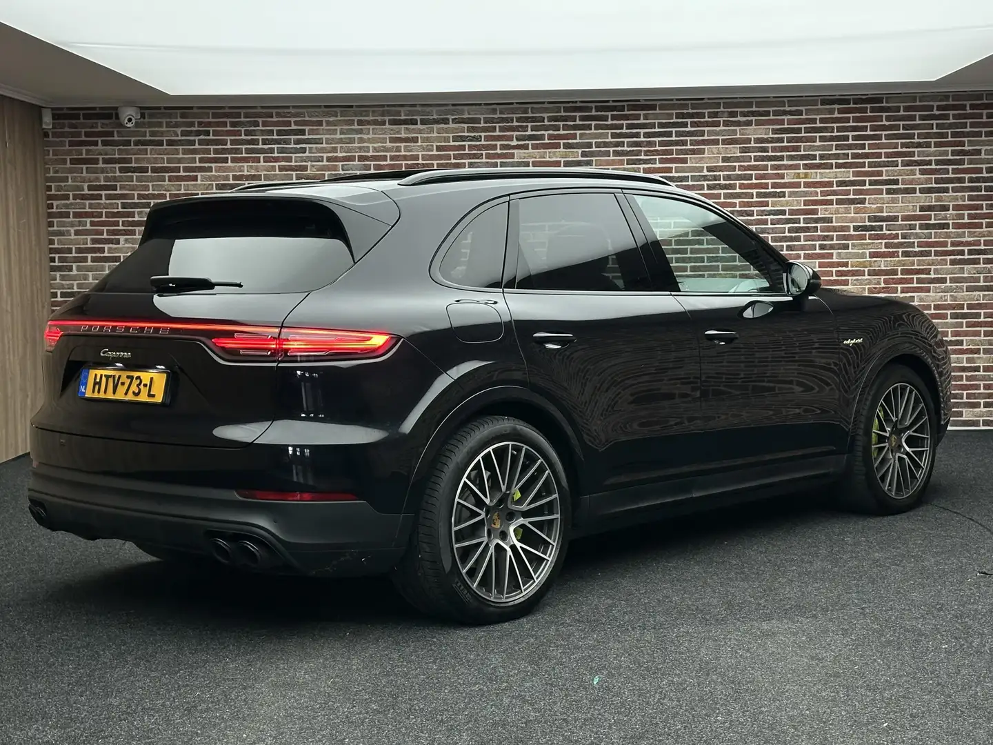 Porsche Cayenne 3.0 E-Hybrid Pano Trekhaak Porsche Aproved Garanti Zwart - 2