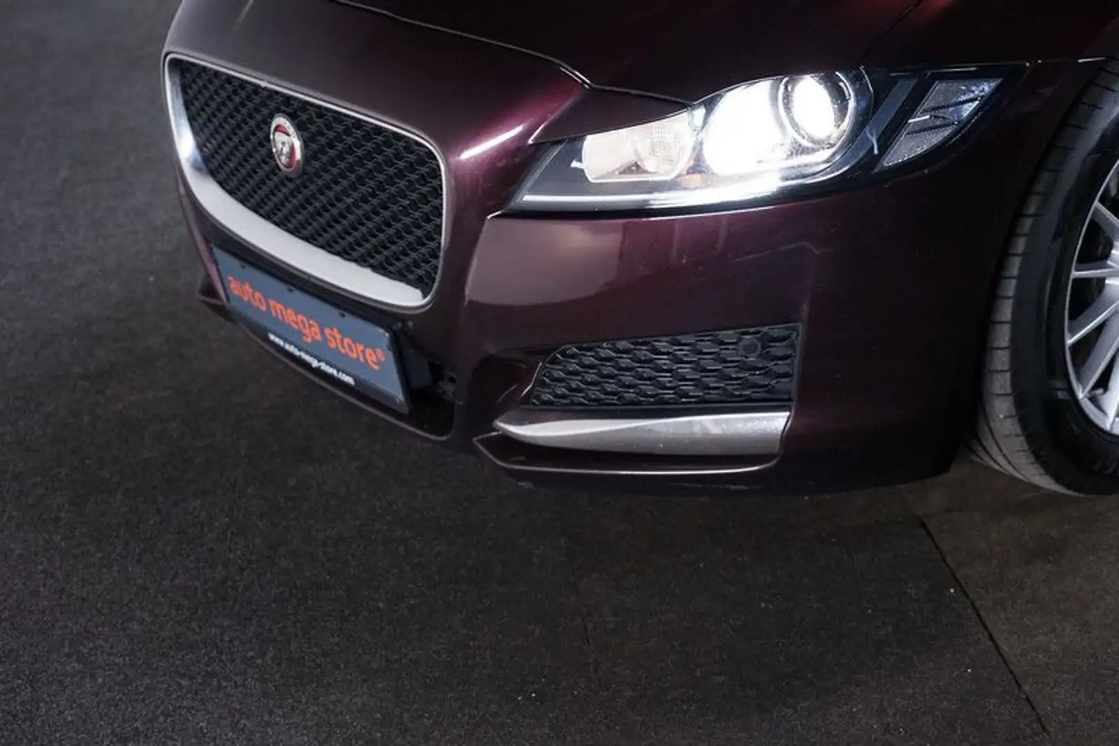 Jaguar XF 2.0 20d Pure Aut.*RFK*Keyless*Winter-P*Hifi*N Rojo - 2
