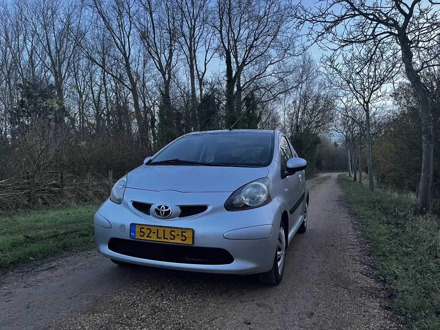 Toyota Aygo 1.0 VVT-i | 3-deurs | Airco | Lage KM | Grijs - 2