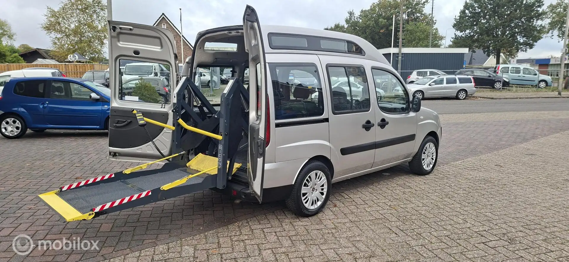 Fiat Doblo 1.9 JTD Dynamic rolstoelauto met elektrische lift Grijs - 2