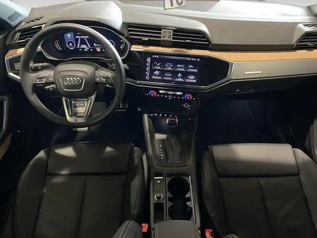 Audi Q3 view 6