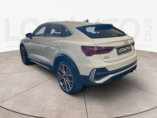 Audi Q3 view 5