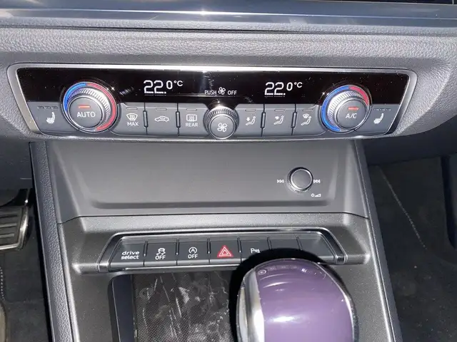 Audi Q3 view 11