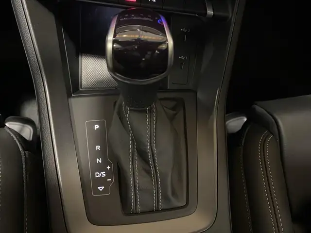 Audi Q3 view 12