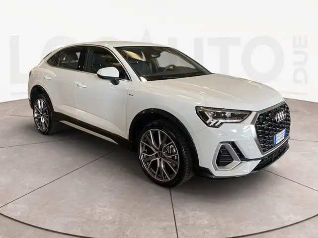 Audi Q3 view 27
