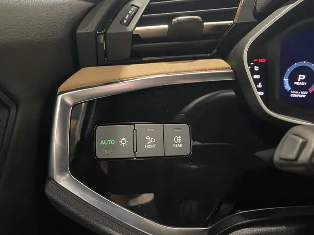 Audi Q3 view 21