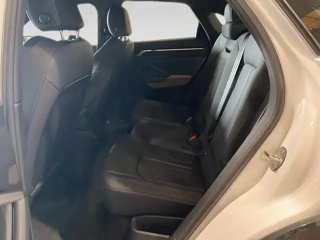 Audi Q3 view 8