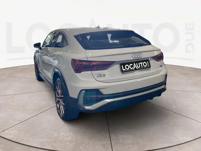 Audi Q3 view 26