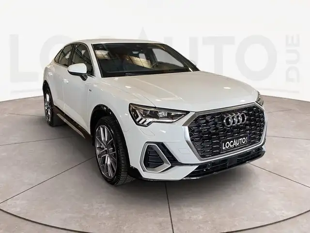 Audi Q3 view 3