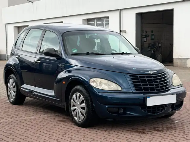 Chrysler PT Cruiser view 3