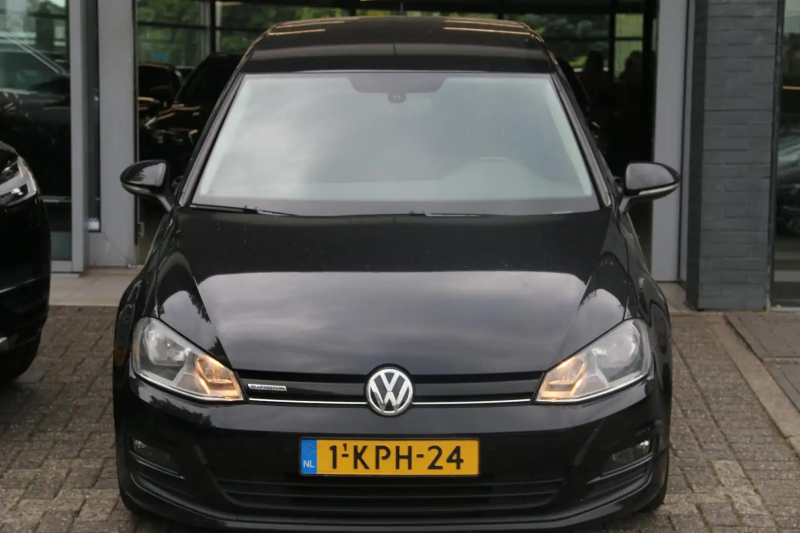 Volkswagen Golf 1.6 TDI Highline BlueMotion Zwart - 2