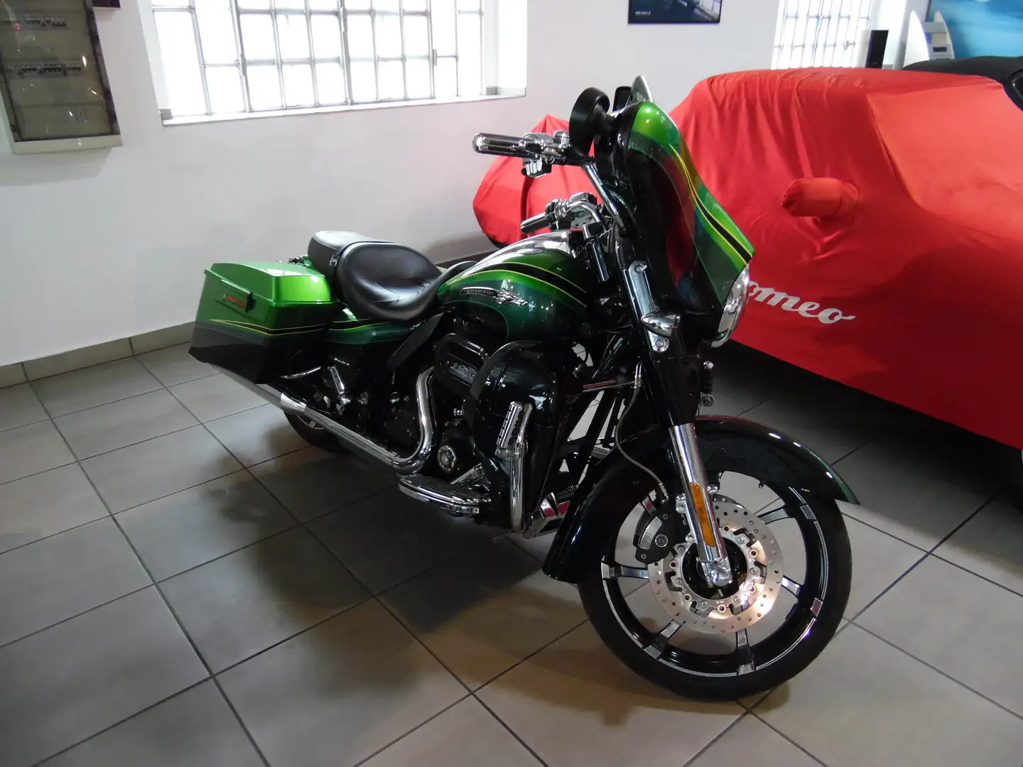 Harley-Davidson Street Glide CVO Verde - 1