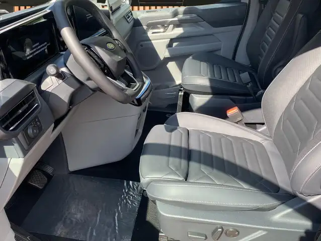 Ford Tourneo Custom view 3