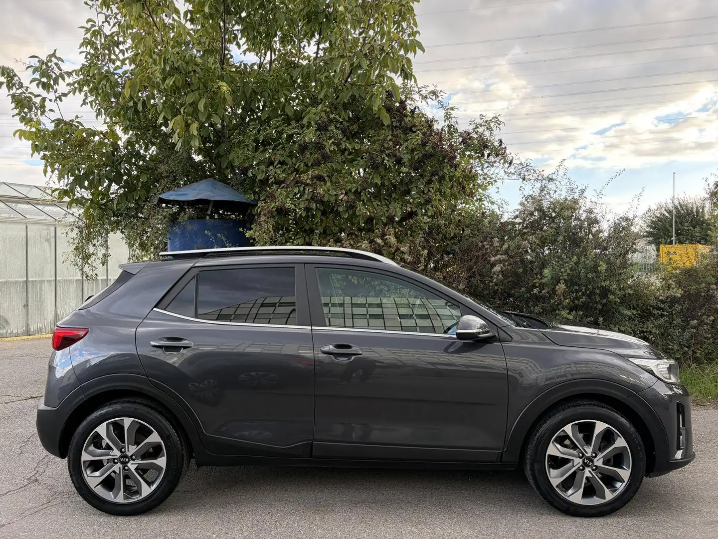 Kia Stonic Gold 1.Besitz GARANTIE CarPlay Navi Kamera Lenkrad/Sitzheizung etc. Grau - 2