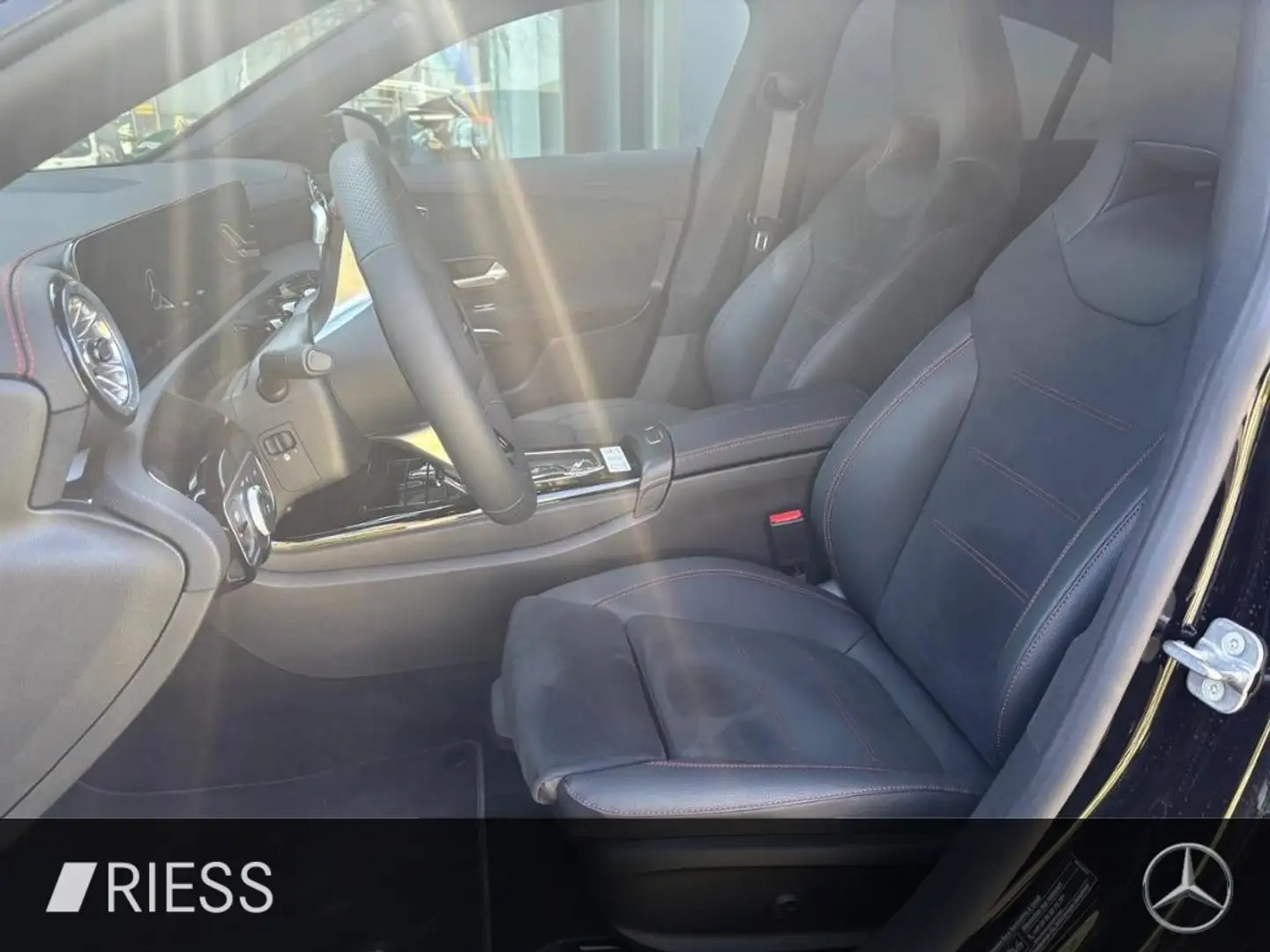 Mercedes-Benz CLA 180 AMG+AHK+PANO+MULTIBEAM+360°+DISTRONIC+ Schwarz - 2