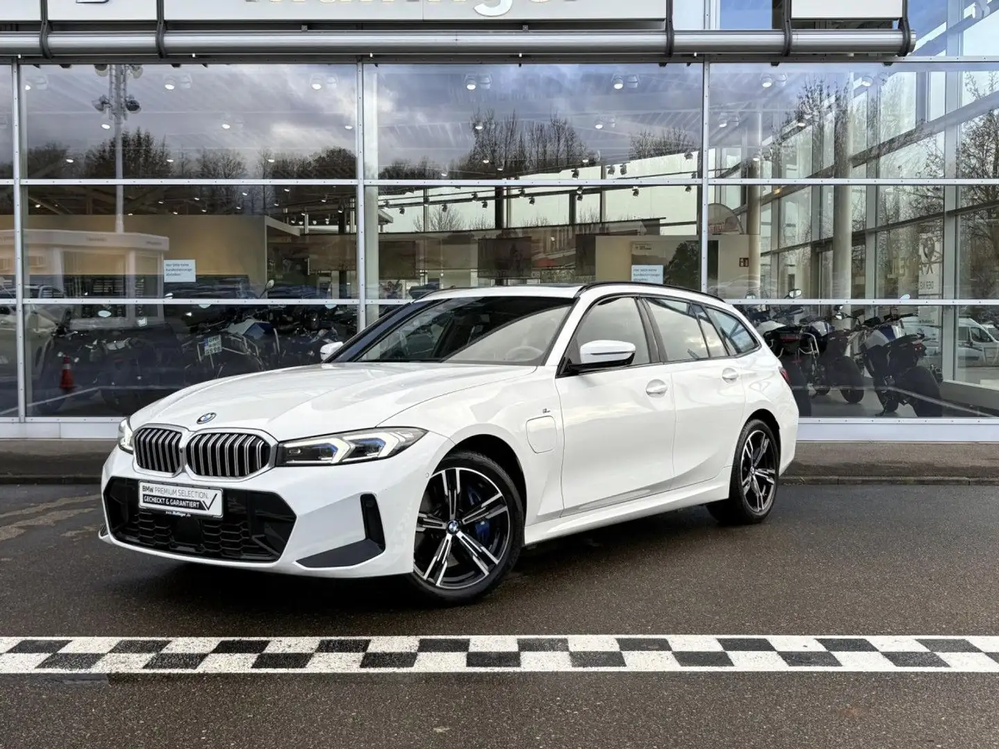BMW 330 e Tour.M Sport HUD ACC SurView PanoDach AHK LED Blanc - 2
