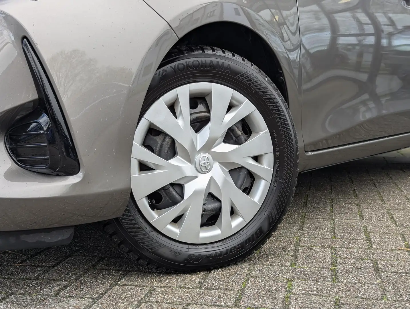 Toyota Yaris 1.5 Hybrid Active | Afn. trekhaak | Cruise control Grijs - 2