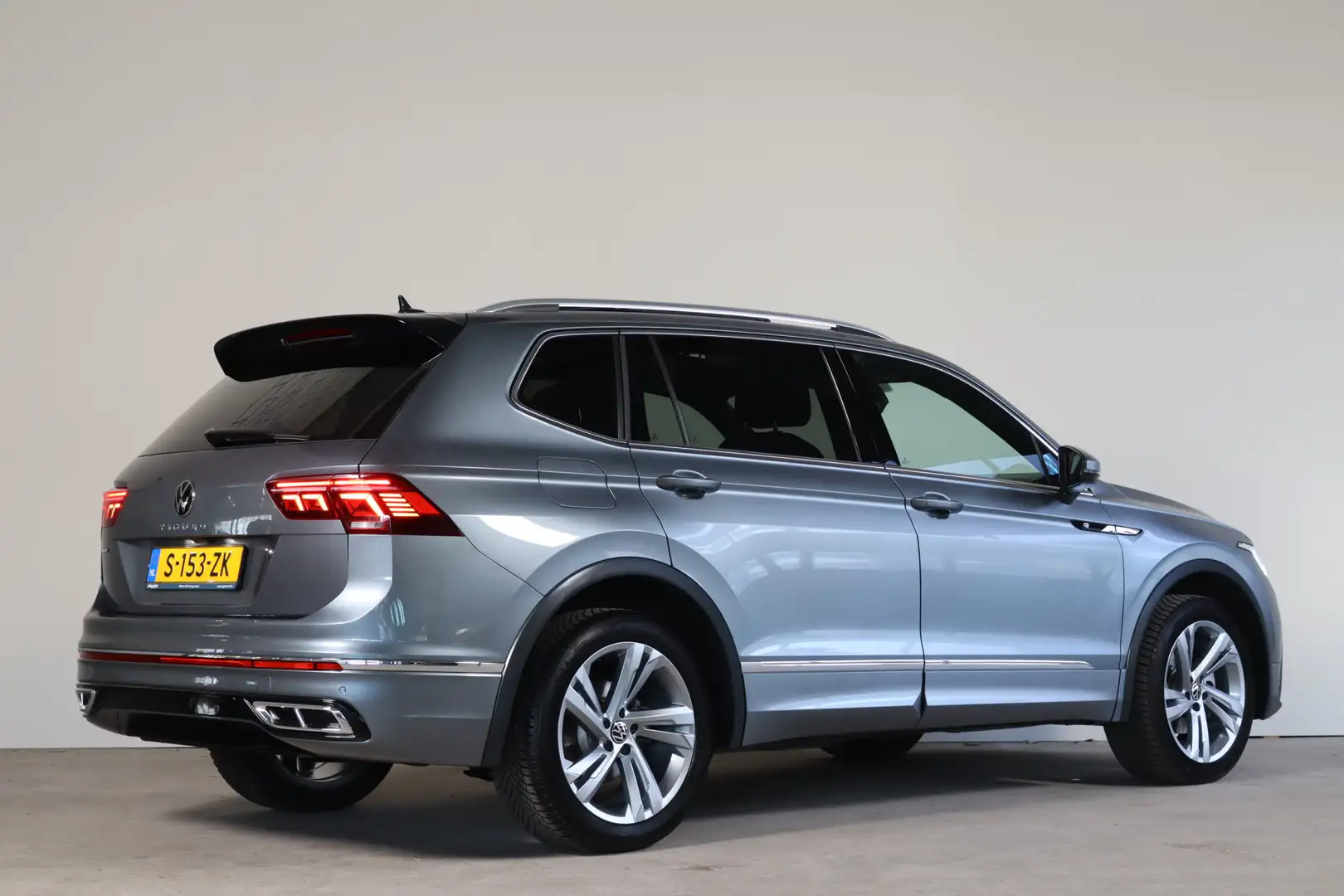 Volkswagen Tiguan Allspace 1.5 TSI R-Line Business+ 7p. NL-Auto!! Zeer comple Grijs - 2