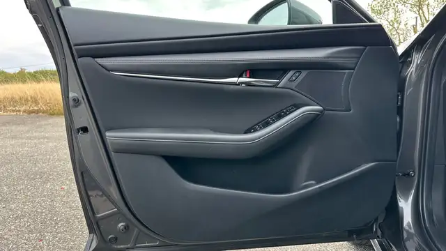 Mazda Mazda3 view 7
