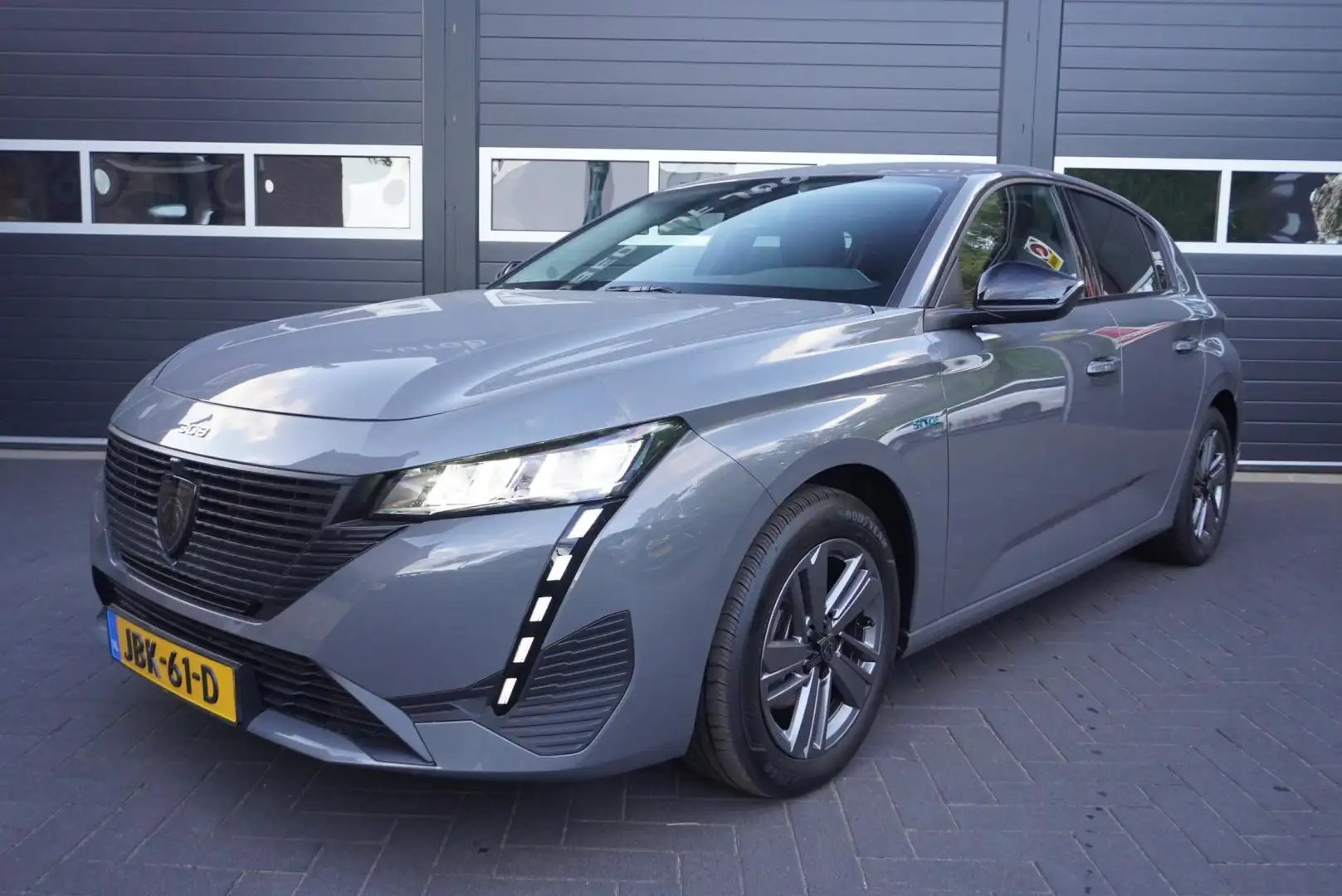 Peugeot 308 1.2 PureTech Active Aut/carplay/Navi/Cruise/Elec.c Grijs - 1