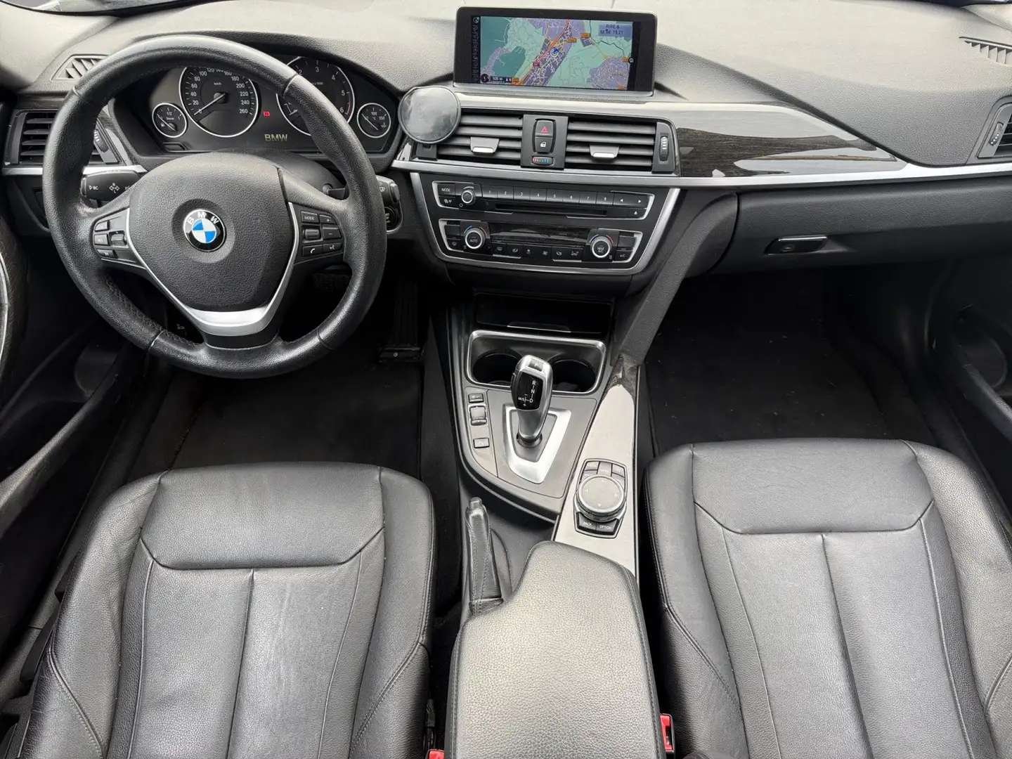 BMW 318 Touring 318d 143 ch Luxury A Grau - 2