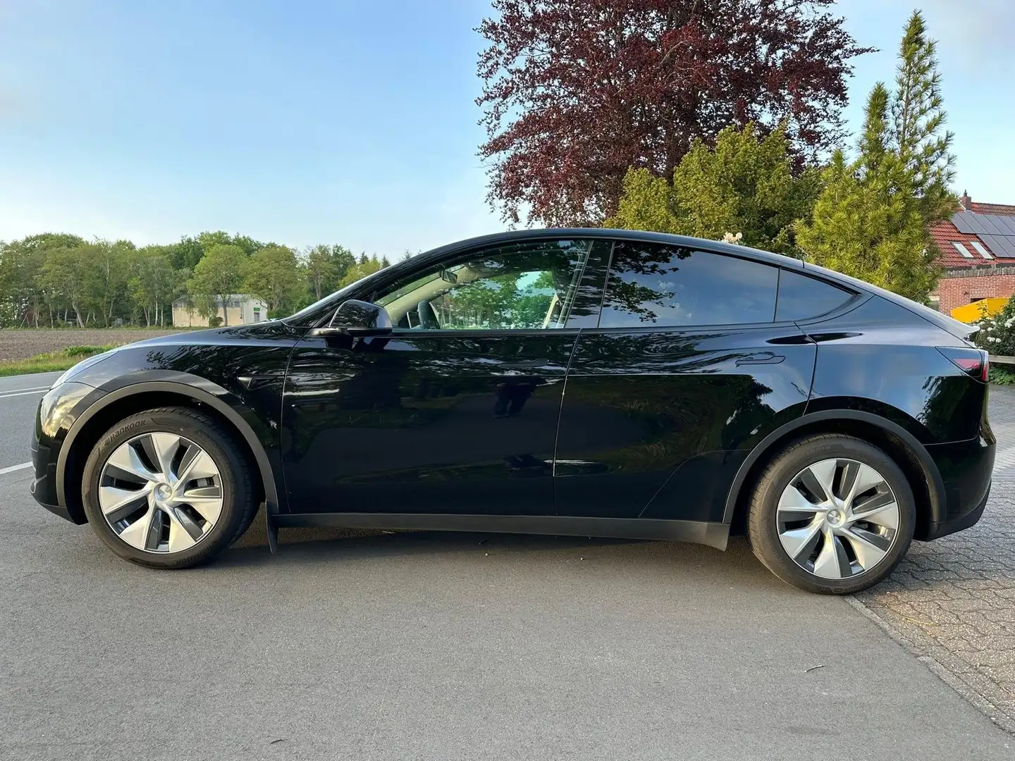 Tesla Model Y Basis RWD Schwarz - 2