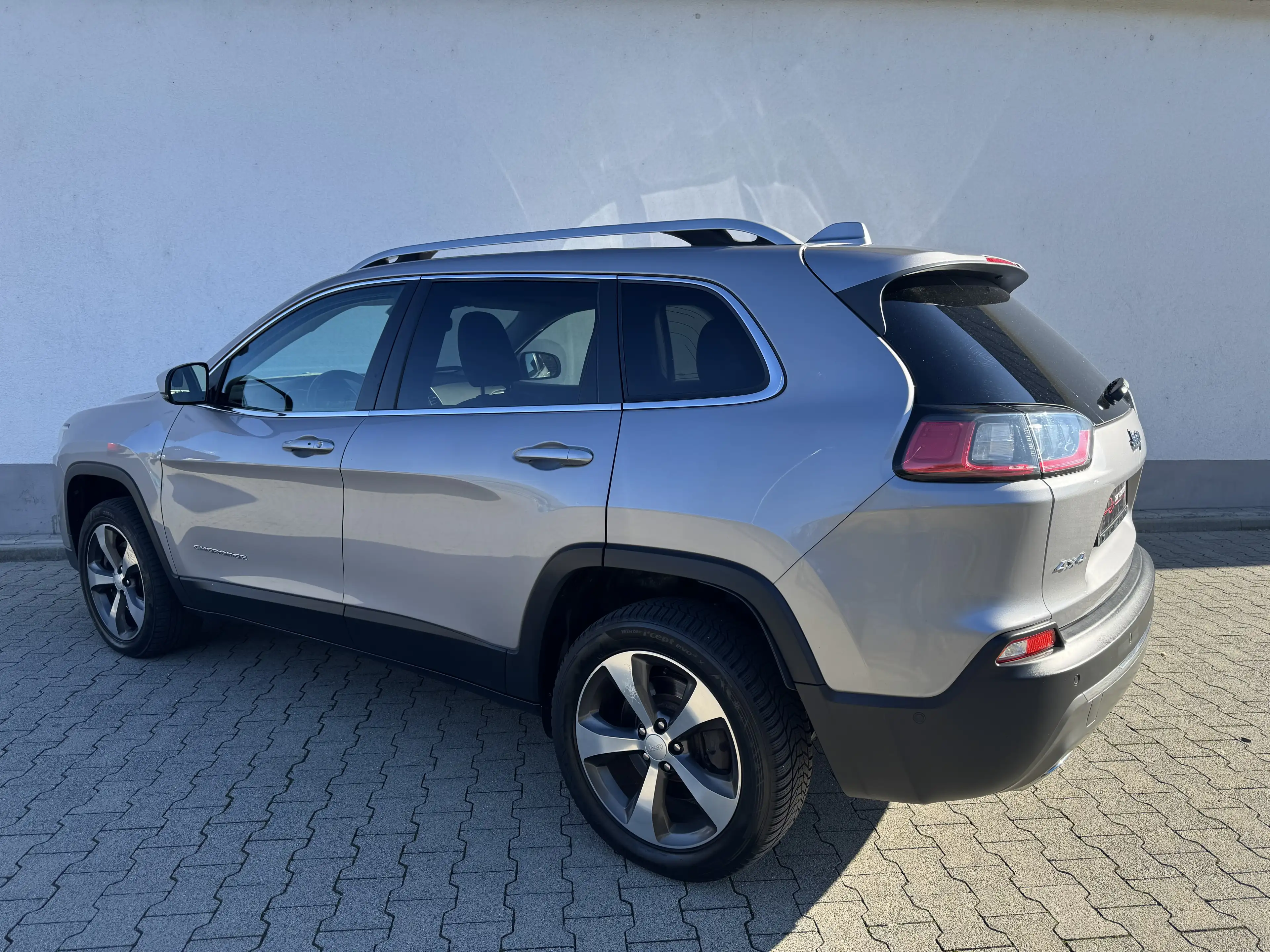 Jeep Cherokee Limited 4WD ( LEDER/NAVI/KAMERA/XENON/LED/ ERST 83 TKM) — photo 2