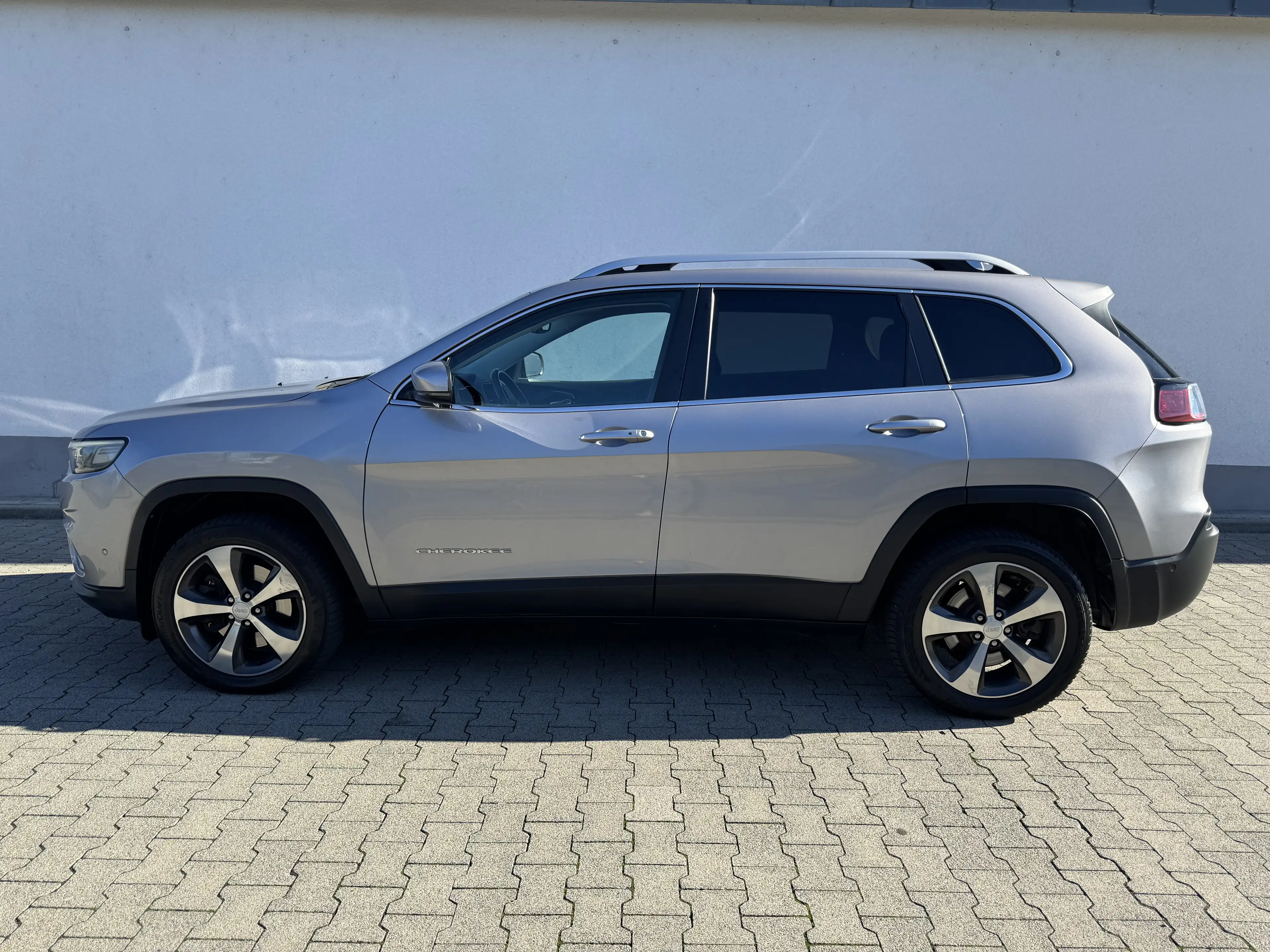 Jeep Cherokee Limited 4WD ( LEDER/NAVI/KAMERA/XENON/LED/ ERST 83 TKM) — photo 3