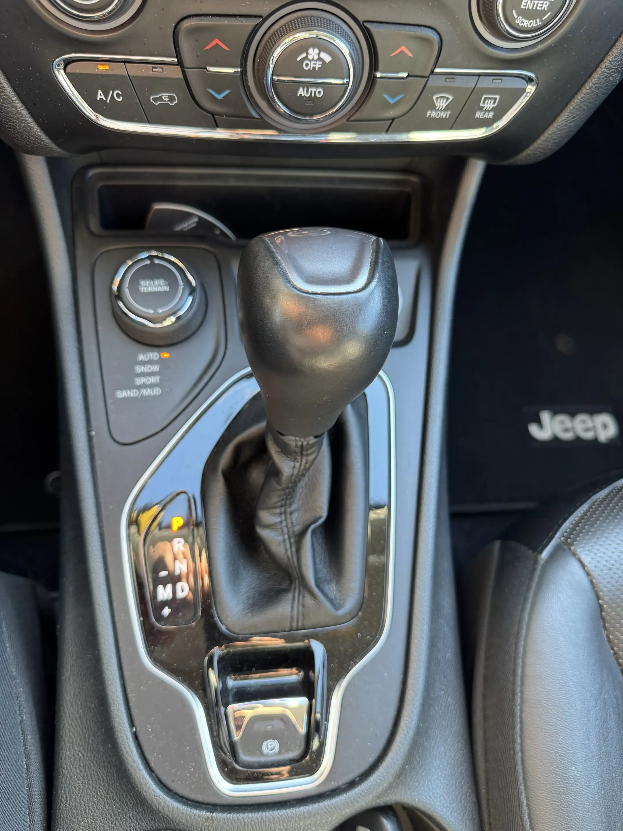 Jeep Cherokee Limited 4WD ( LEDER/NAVI/KAMERA/XENON/LED/ ERST 83 TKM) — photo 13