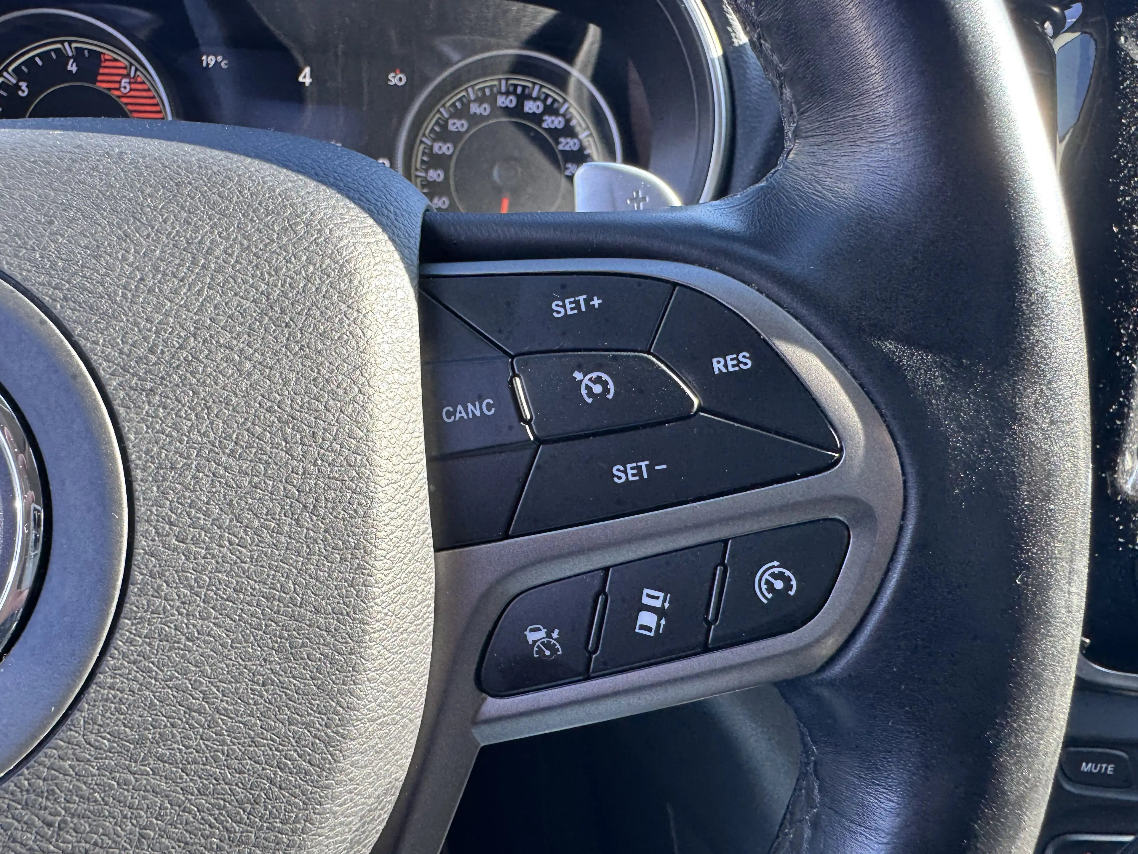 Jeep Cherokee Limited 4WD ( LEDER/NAVI/KAMERA/XENON/LED/ ERST 83 TKM) — photo 15