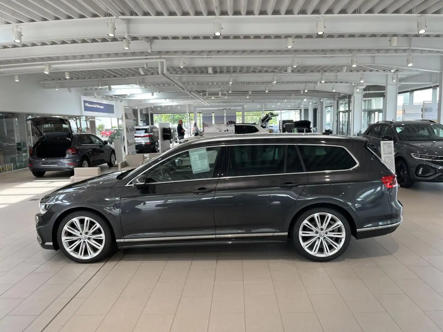 Volkswagen Passat Variant 2.0 TDI DSG SCR Elegance R-Line AHK Grau - 1