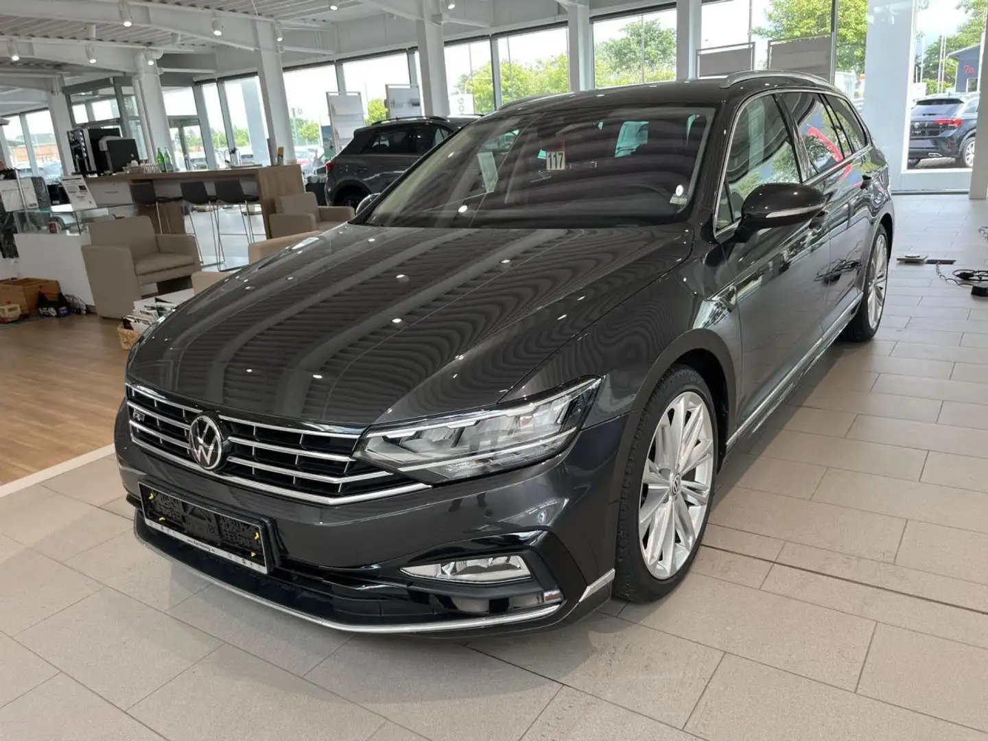 Volkswagen Passat Variant 2.0 TDI DSG SCR Elegance R-Line AHK Grau - 2