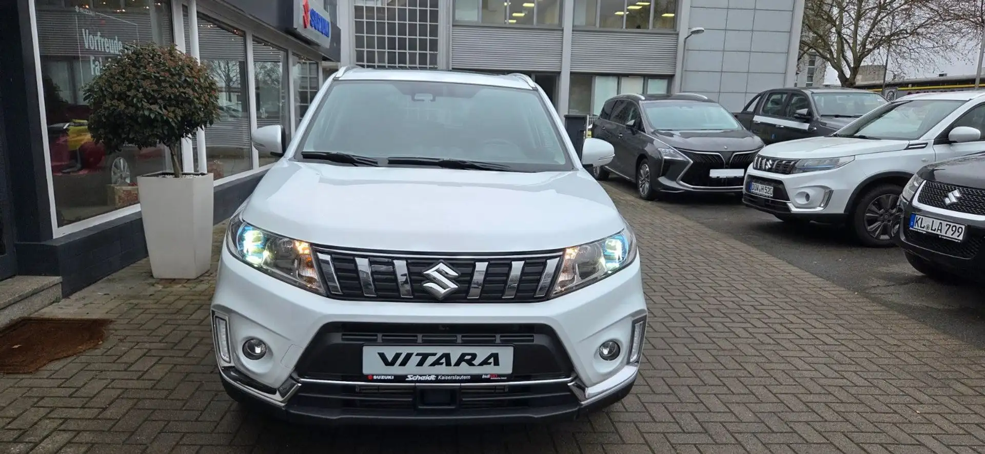 Suzuki Vitara 1.4 BOOSTERJET Comfort+ 4x4 Automatik Weiß - 1